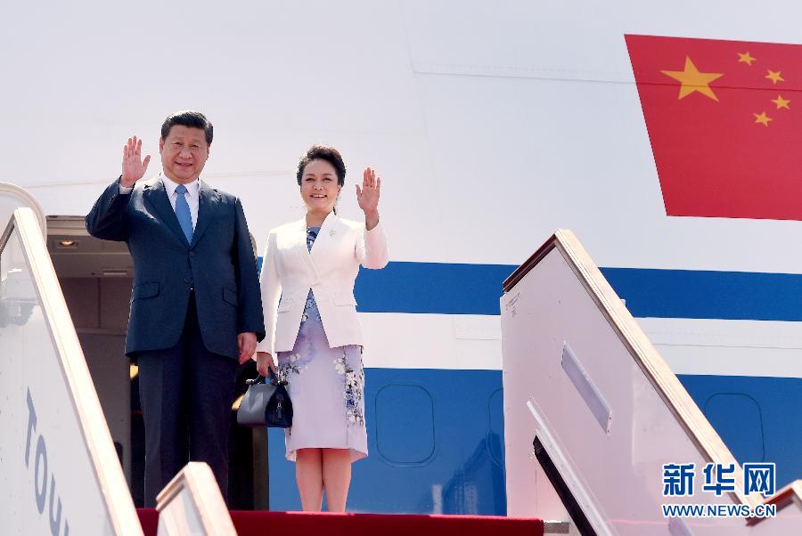 9月11日，中國國家主席習(xí)近平抵達(dá)杜尚別，應(yīng)塔吉克斯坦總統(tǒng)拉赫蒙邀請，出席上海合作組織成員國元首理事會第十四次會議并對塔吉克斯坦進(jìn)行國事訪問。這是習(xí)近平和夫人彭麗媛走出機(jī)艙。新華社記者 馬占成 攝 