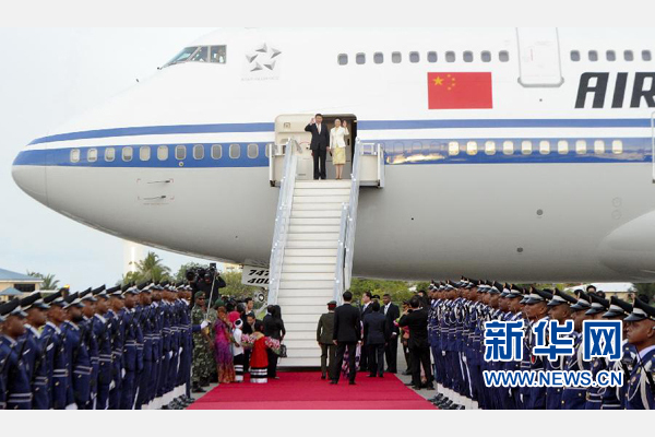 9月14日，國家主席習(xí)近平抵達(dá)馬累，開始對馬爾代夫進(jìn)行國事訪問。習(xí)近平和夫人彭麗媛在機(jī)場受到馬爾代夫總統(tǒng)亞明夫婦的熱情迎接。新華社記者 張鐸 攝