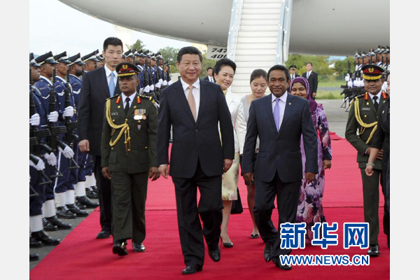 9月14日，國家主席習(xí)近平抵達(dá)馬累，開始對馬爾代夫進(jìn)行國事訪問。習(xí)近平和夫人彭麗媛在機(jī)場受到馬爾代夫總統(tǒng)亞明夫婦的熱情迎接。新華社記者 張鐸 攝 