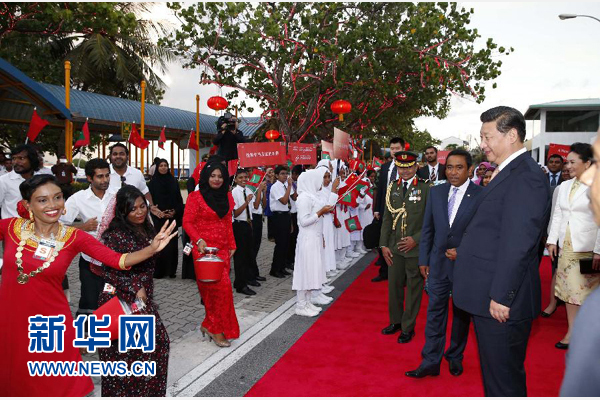 9月14日，國家主席習(xí)近平抵達(dá)馬累，開始對馬爾代夫進(jìn)行國事訪問。習(xí)近平和夫人彭麗媛在機(jī)場受到馬爾代夫總統(tǒng)亞明夫婦的熱情迎接。新華社記者 鞠鵬 攝 
