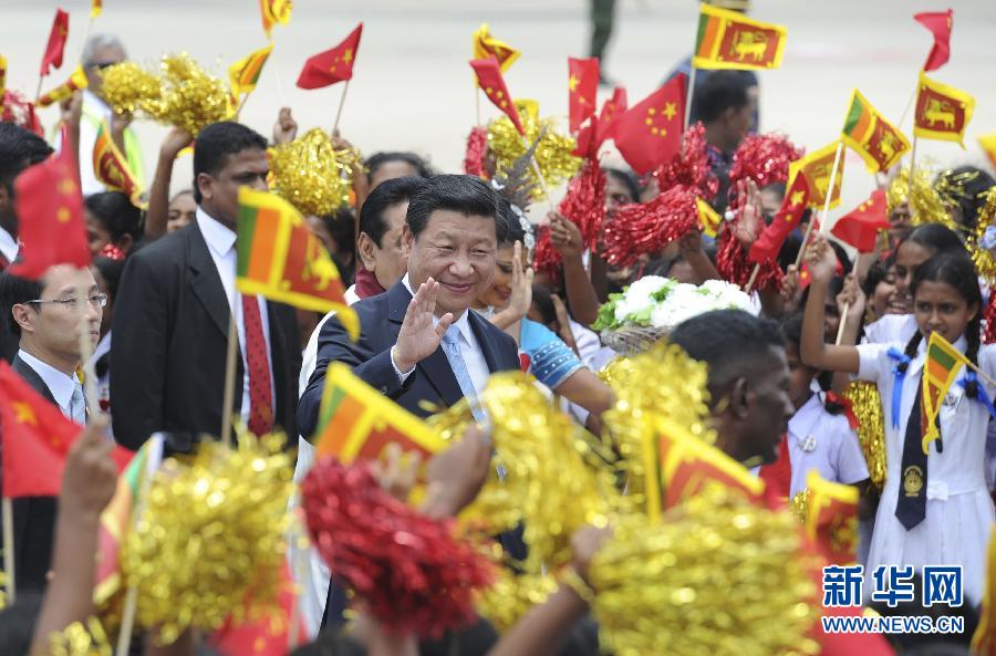 9月16日，國家主席習(xí)近平抵達(dá)科倫坡，開始對斯里蘭卡進(jìn)行國事訪問。在班達(dá)拉奈克國際機(jī)場，習(xí)近平和夫人彭麗媛受到拉賈帕克薩總統(tǒng)夫婦熱情迎接。新華社記者謝環(huán)馳攝 