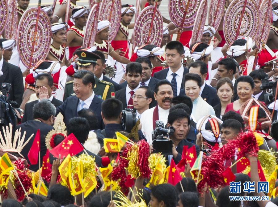 9月16日，國家主席習(xí)近平抵達(dá)科倫坡，開始對斯里蘭卡進(jìn)行國事訪問。在班達(dá)拉奈克國際機(jī)場，習(xí)近平和夫人彭麗媛受到拉賈帕克薩總統(tǒng)夫婦熱情迎接。新華社記者黃敬文攝 
