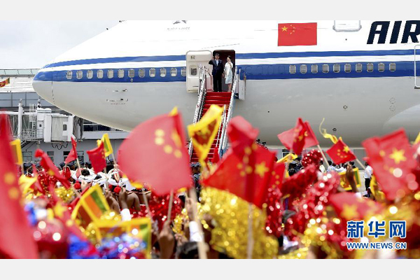 9月16日，國家主席習(xí)近平抵達(dá)科倫坡，開始對斯里蘭卡進(jìn)行國事訪問。這是習(xí)近平和夫人彭麗媛向歡迎群眾揮手致意。 新華社記者馬占成攝 