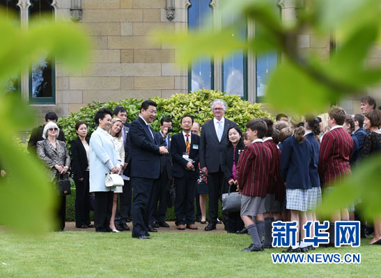 11月18日，國(guó)家主席習(xí)近平在澳大利亞塔斯馬尼亞州與朗塞斯頓市斯科奇－歐克伯恩小學(xué)的小學(xué)生共同植樹(shù)。新華社記者 馬占成 攝