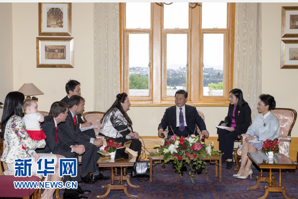 11月18日，國(guó)家主席習(xí)近平在澳大利亞塔斯馬尼亞州參觀訪問(wèn)。這是習(xí)近平看望已故塔斯馬尼亞州前州長(zhǎng)培根的家人。新華社記者 丁林 攝