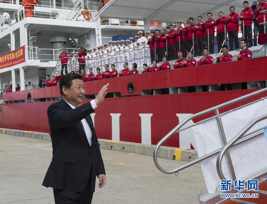 11月18日，正在澳大利亞塔斯馬尼亞州首府霍巴特訪問(wèn)的中國(guó)國(guó)家主席習(xí)近平在澳大利亞總理阿博特陪同下參觀南極科考項(xiàng)目并慰問(wèn)兩國(guó)科考人員。這是習(xí)近平在霍巴特港看望正在這里補(bǔ)給的“雪龍”號(hào)全體科考人員。新華社記者李學(xué)仁攝 