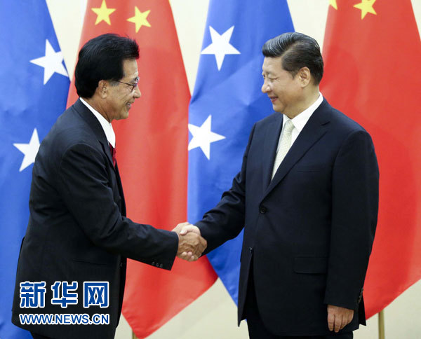 11月22日，中國國家主席習(xí)近平在斐濟(jì)楠迪會(huì)見密克羅尼西亞聯(lián)邦總統(tǒng)莫里。 新華社記者姚大偉攝 