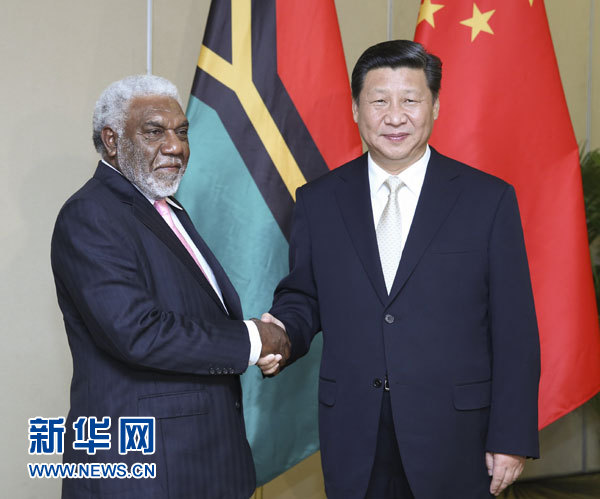 11月22日，中國國家主席習(xí)近平在斐濟(jì)楠迪會(huì)見瓦努阿圖總理納圖曼。 新華社記者姚大偉攝 