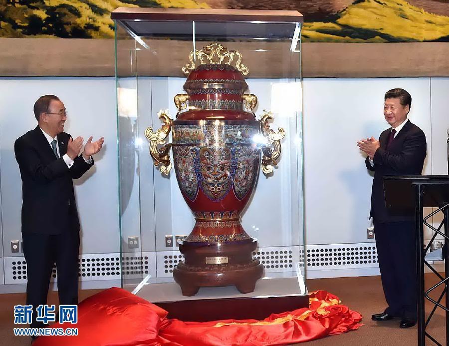 9月27日，國(guó)家主席習(xí)近平在紐約出席中國(guó)向聯(lián)合國(guó)贈(zèng)送“和平尊”儀式。聯(lián)合國(guó)秘書(shū)長(zhǎng)潘基文出席。 新華社記者 李濤 攝 