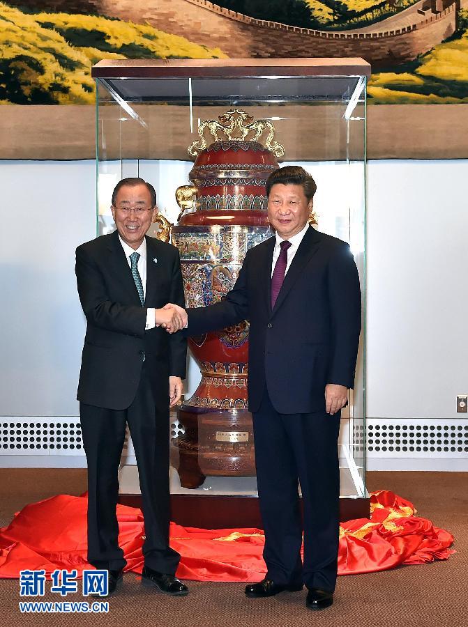  9月27日，國(guó)家主席習(xí)近平在紐約出席中國(guó)向聯(lián)合國(guó)贈(zèng)送“和平尊”儀式。聯(lián)合國(guó)秘書(shū)長(zhǎng)潘基文出席。 新華社記者 李濤 攝 