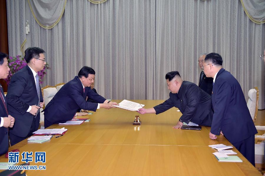 10月9日，中共中央政治局常委、中央書記處書記劉云山在平壤百花園迎賓館會見朝鮮勞動黨第一書記金正恩。這是劉云山向金正恩轉交習近平總書記的親署函。新華社記者 李濤 攝