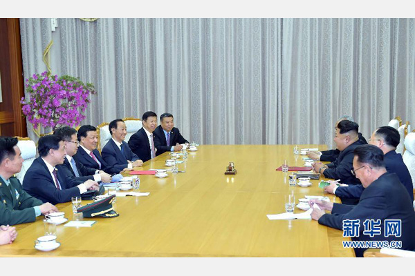 10月9日，中共中央政治局常委、中央書記處書記劉云山在平壤百花園迎賓館會見朝鮮勞動黨第一書記金正恩。 新華社記者 李濤 攝 