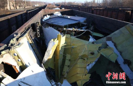 資料圖：烏克蘭頓涅茨克，MH17墜毀客機(jī)的殘骸裝上火車。圖片來源：CFP視覺中國
