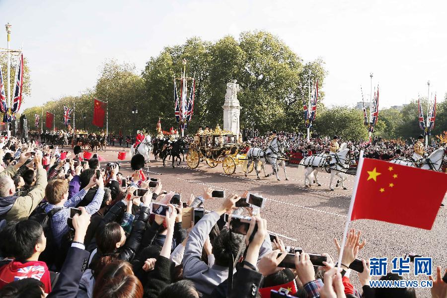這是習(xí)近平和夫人彭麗媛在女王夫婦陪同下，乘坐皇家馬車前往白金漢宮下榻。新華社記者 周磊 攝