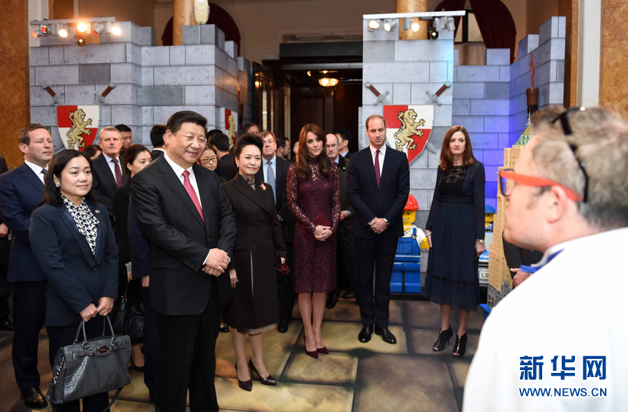 10月21日，國家主席習(xí)近平和夫人彭麗媛在英國威廉王子夫婦陪同下，出席在倫敦舉行的中英創(chuàng)意產(chǎn)業(yè)展。 新華社記者 張鐸 攝