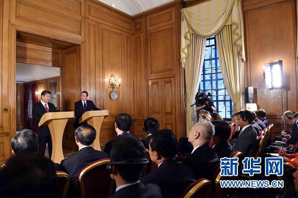 10月21日，國家主席習近平在倫敦唐寧街首相府同英國首相卡梅倫舉行會談。這是會談結束后，習近平和卡梅倫共同會見記者。 新華社記者 饒愛民 攝 
