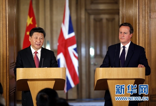 10月21日，國家主席習近平在倫敦唐寧街首相府同英國首相卡梅倫舉行會談。這是會談結束后，習近平和卡梅倫共同會見記者。 新華社記者 鞠鵬 攝 