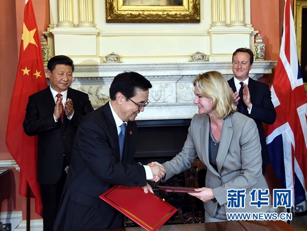 10月21日，國家主席習近平在倫敦唐寧街首相府同英國首相卡梅倫舉行會談。這是會談結束后，兩國領導人共同見證雙邊合作文件的簽署。新華社記者 饒愛民 攝 