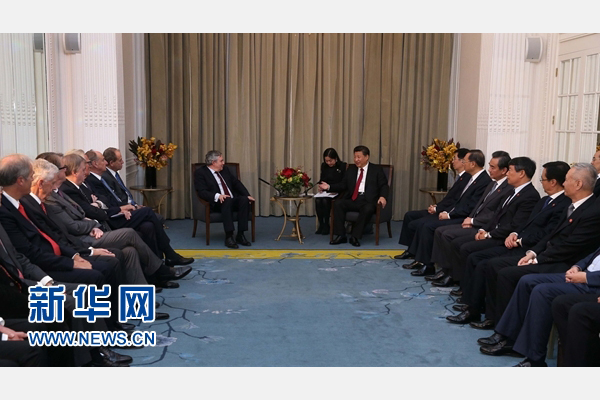 10月22日，國家主席習(xí)近平在倫敦集體會(huì)見英國前首相布朗等英國友人。新華社記者 龐興雷 攝 