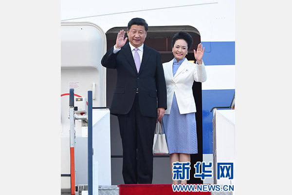 11月6日，國家主席習近平抵達新加坡，開始對新加坡進行國事訪問。這是習近平和夫人彭麗媛步出艙門。 新華社記者張鐸攝