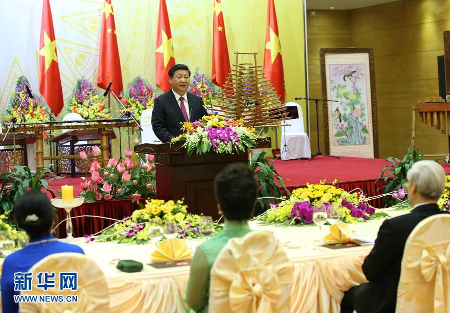 11月5日，中共中央總書記、國家主席習(xí)近平和夫人彭麗媛出席越共中央總書記阮富仲和越南國家主席張晉創(chuàng)在河內(nèi)國際會議中心舉行的盛大歡迎晚宴。新華社記者 龐興雷 攝 
