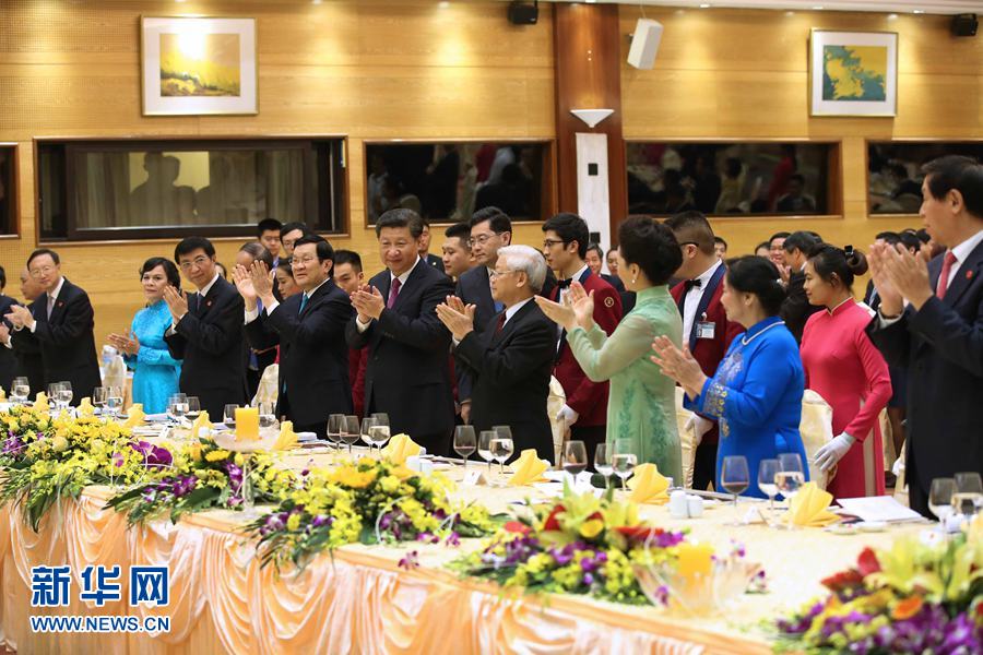 11月5日，中共中央總書記、國家主席習(xí)近平和夫人彭麗媛出席越共中央總書記阮富仲和越南國家主席張晉創(chuàng)在河內(nèi)國際會議中心舉行的盛大歡迎晚宴。新華社記者 龐興雷 攝 