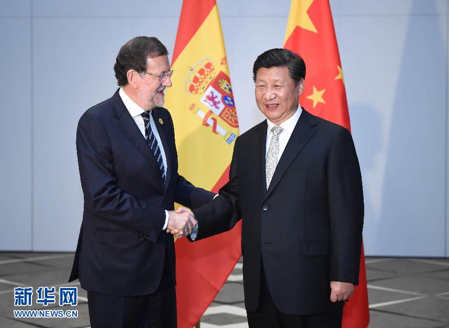 11月16日，國(guó)家主席習(xí)近平在土耳其安塔利亞會(huì)見(jiàn)西班牙首相拉霍伊。 新華社記者 張鐸 攝
