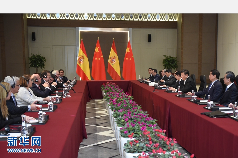 11月16日，國(guó)家主席習(xí)近平在土耳其安塔利亞會(huì)見(jiàn)西班牙首相拉霍伊。 新華社記者 張鐸 攝
