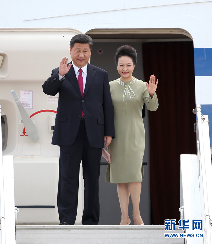 12月2日，國家主席習(xí)近平抵達南非首都比勒陀利亞，開始對南非進行國事訪問。這是習(xí)近平和夫人彭麗媛向歡迎人群揮手致意。新華社記者龐興雷攝