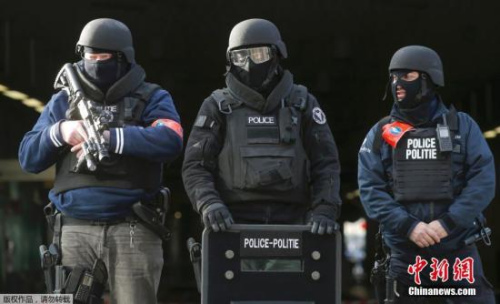 布魯塞爾全副武裝的警察。