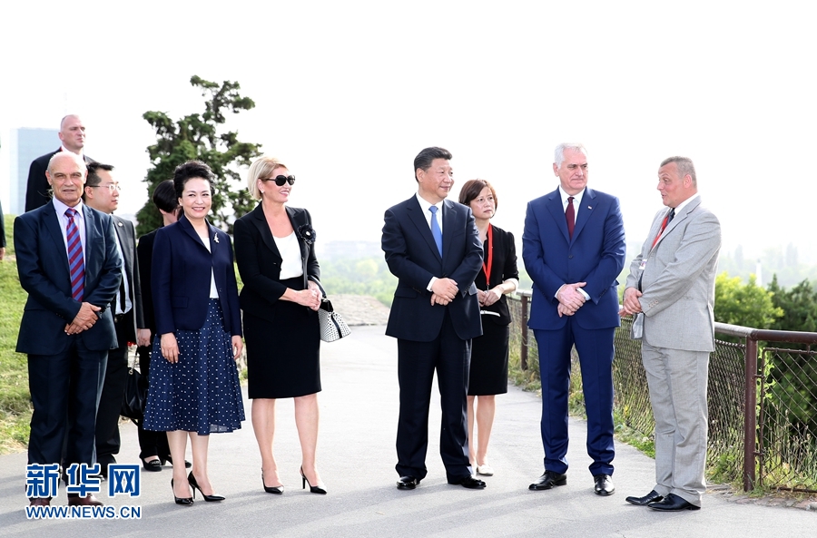 6月17日，中國(guó)國(guó)家主席習(xí)近平和夫人彭麗媛在塞爾維亞總統(tǒng)尼科利奇夫婦陪同下參觀具有悠久歷史的貝爾格萊德卡萊梅格丹公園。 新華社記者 馬占成 攝