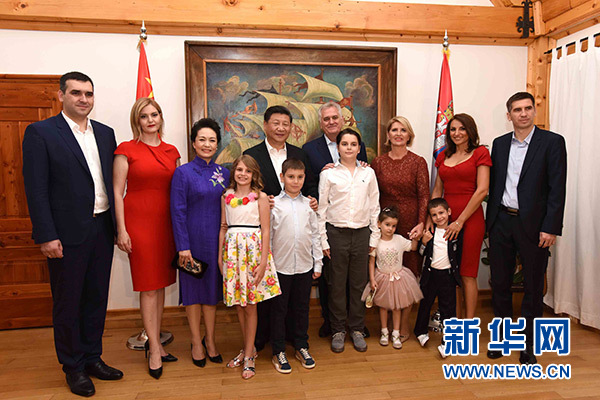 當?shù)貢r間6月17日，國家主席習近平同塞爾維亞總統(tǒng)尼科利奇在貝爾格萊德舉行會晤。這是習近平和夫人彭麗媛同尼科利奇夫婦及家人在和平別墅合影。新華社記者饒愛民攝