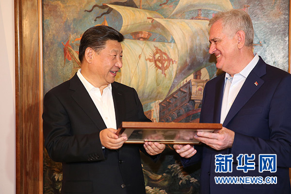 當?shù)貢r間6月17日，國家主席習近平同塞爾維亞總統(tǒng)尼科利奇在貝爾格萊德舉行會晤。這是尼科利奇向習近平贈送紀念品。新華社記者饒愛民攝