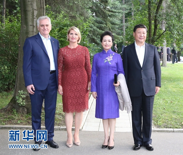 當?shù)貢r間6月17日，國家主席習近平同塞爾維亞總統(tǒng)尼科利奇在貝爾格萊德舉行會晤。這是習近平和夫人彭麗媛同尼科利奇夫婦在和平別墅合影。新華社記者 丁林 攝