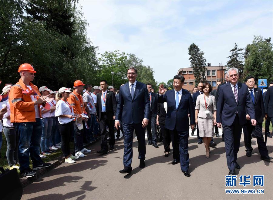 6月19日上午，國(guó)家主席習(xí)近平在貝爾格萊德參觀河鋼集團(tuán)塞爾維亞斯梅代雷沃鋼廠。習(xí)近平抵達(dá)時(shí)，塞爾維亞總統(tǒng)尼科利奇、總理武契奇在停車處熱情迎接。鋼廠工人和家屬、當(dāng)?shù)厥忻駭?shù)千人夾道歡迎。新華社記者 饒愛民 攝