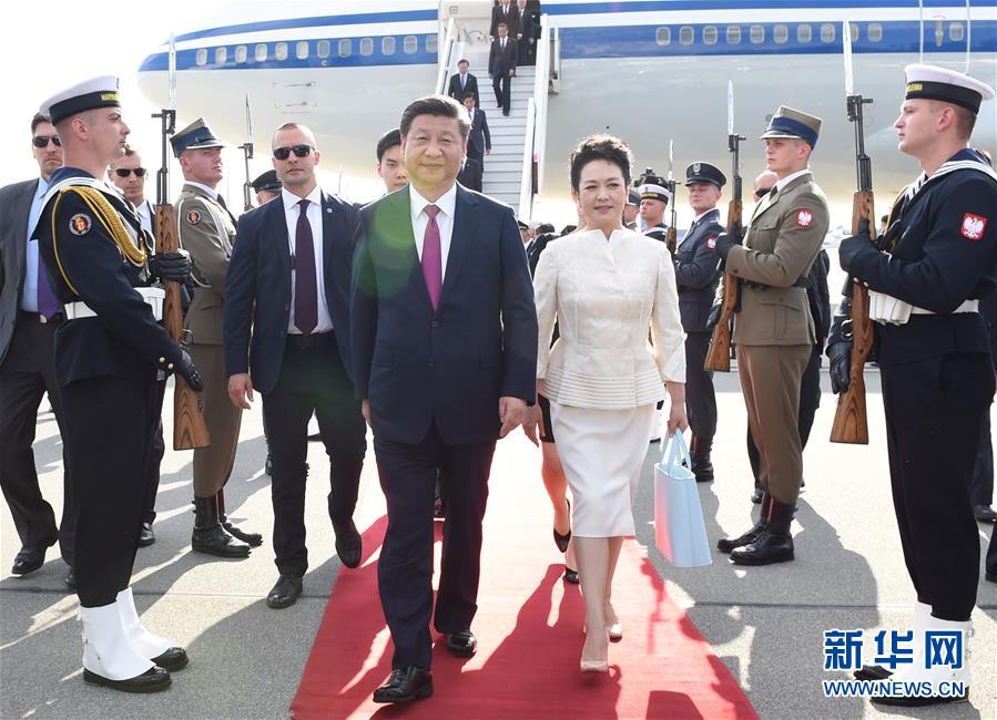 6月19日，國家主席習(xí)近平抵達(dá)華沙，開始對(duì)波蘭共和國進(jìn)行國事訪問。這是習(xí)近平和夫人彭麗媛走下飛機(jī)。 新華社記者 饒愛民 攝