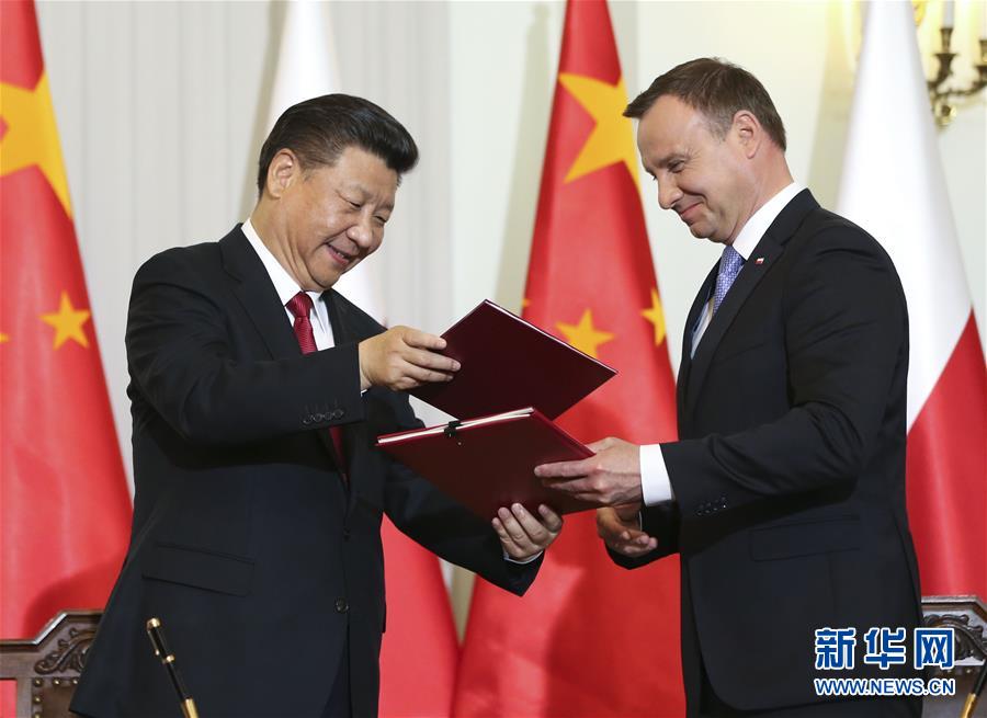 6月20日，國家主席習近平在華沙同波蘭總統杜達舉行會談。這是會談后，兩國元首共同簽署《中華人民共和國和波蘭共和國關于建立全面戰略伙伴關系的聯合聲明》。新華社記者蘭紅光攝