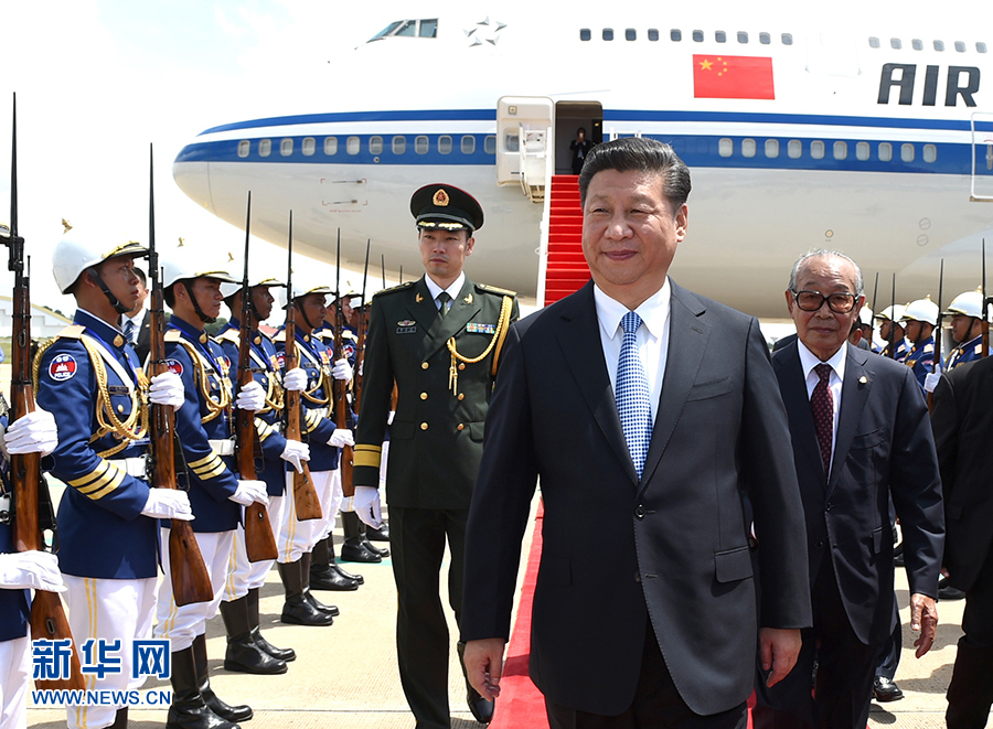 10月13日，國家主席習(xí)近平乘專機(jī)抵達(dá)金邊國際機(jī)場，開始對柬埔寨王國進(jìn)行國事訪問。柬埔寨副首相兼王宮事務(wù)大臣貢桑奧親王和夏卡朋親王、阿倫公主等在舷梯旁熱情迎接習(xí)近平主席。新華社記者　謝環(huán)馳　攝