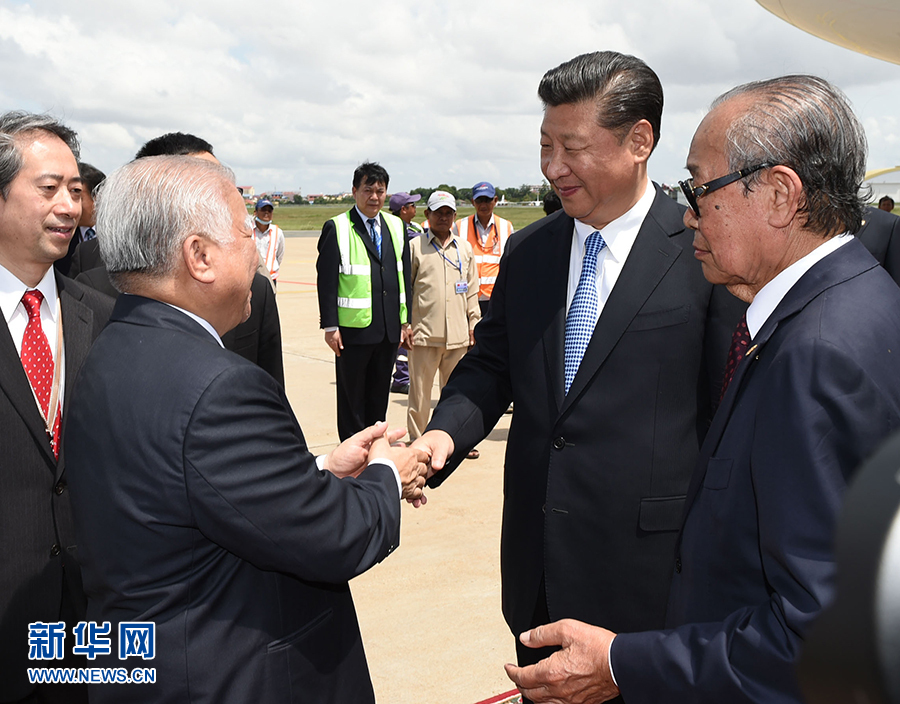 10月13日，國家主席習(xí)近平乘專機(jī)抵達(dá)金邊國際機(jī)場，開始對柬埔寨王國進(jìn)行國事訪問。柬埔寨副首相兼王宮事務(wù)大臣貢桑奧親王和夏卡朋親王、阿倫公主等在舷梯旁熱情迎接習(xí)近平主席。新華社記者　謝環(huán)馳　攝