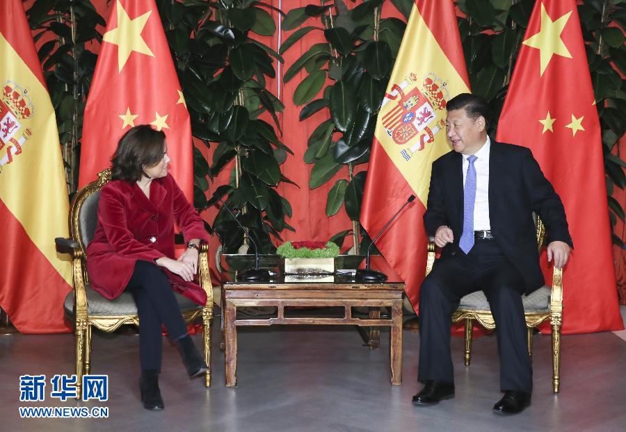 11月24日，國(guó)家主席習(xí)近平在西班牙大加那利島會(huì)見(jiàn)西班牙副首相薩恩斯。 新華社記者 蘭紅光 攝