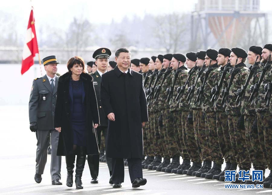 1月15日，國家主席習(xí)近平乘專機抵達(dá)蘇黎世，開始對瑞士聯(lián)邦進(jìn)行國事訪問。 這是習(xí)近平在瑞士聯(lián)邦主席洛伊特哈德陪同下檢閱儀仗隊。新華社記者 蘭紅光 攝