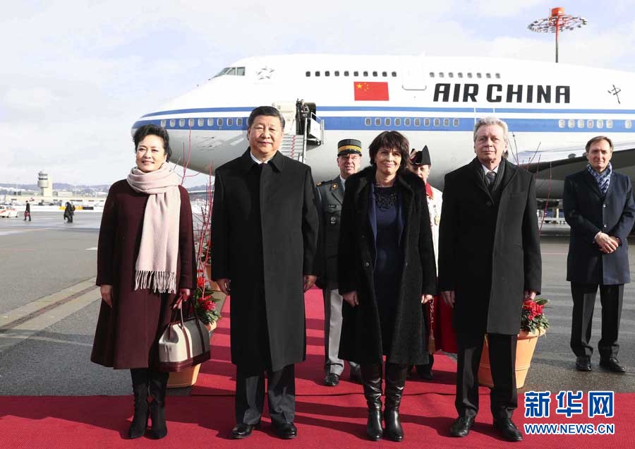1月15日，國家主席習(xí)近平乘專機抵達(dá)蘇黎世，開始對瑞士聯(lián)邦進(jìn)行國事訪問。這是瑞士聯(lián)邦主席洛伊特哈德在機場為習(xí)近平和夫人彭麗媛舉行隆重歡迎儀式。 新華社記者 蘭紅光 攝