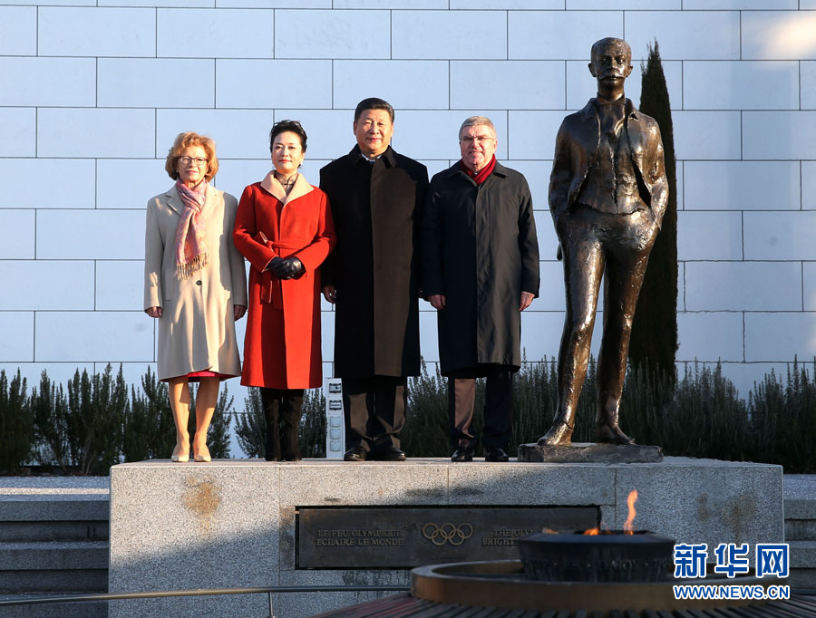 1月18日，國家主席習近平在瑞士洛桑國際奧林匹克博物館會見國際奧林匹克委員會主席巴赫。這是習近平和夫人彭麗媛與巴赫夫婦在現(xiàn)代奧林匹克運動發(fā)起人顧拜旦雕像前合影。新華社記者 姚大偉 攝