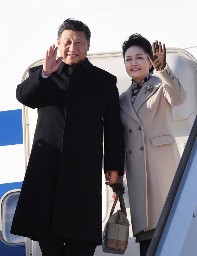 4月4日,國家主席習近平乘專機抵達赫爾辛基,開始對芬蘭共和國進行國事訪問。這是習近平和夫人彭麗媛步出艙門。 新華社記者 饒愛民 攝 4月4日,國家主席習近平乘專機抵達赫爾辛基,開始對芬蘭共和國進行國事訪問。這是習近平和夫人彭麗媛步出艙門。 新華社記者 饒愛民 攝