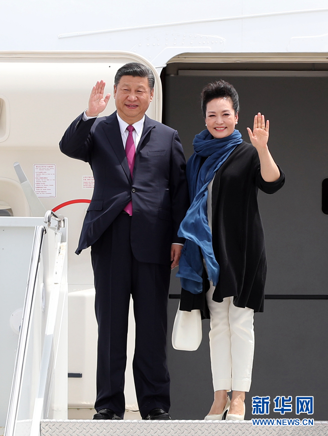 4月6日，國家主席習近平乘專機抵達美國佛羅里達州，將在海湖莊園同美國總統特朗普舉行中美元首會晤。這是習近平和夫人彭麗媛步出機艙。新華社記者 劉衛(wèi)兵 攝 