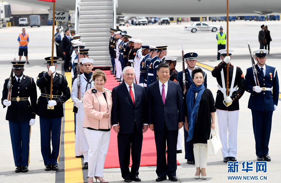 4月6日，國家主席習近平乘專機抵達美國佛羅里達州，將在海湖莊園同美國總統特朗普舉行中美元首會晤。習近平和夫人彭麗媛受到美國國務卿蒂勒森夫婦等熱情迎接。新華社記者 吳曉凌 攝