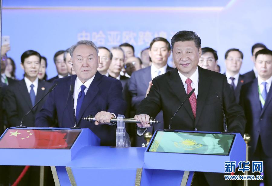 6月8日，正在哈薩克斯坦訪問的國家主席習(xí)近平在哈薩克斯坦總統(tǒng)納扎爾巴耶夫陪同下，參觀阿斯塔納專項(xiàng)世博會(huì)中國國家館，并共同出席中哈亞歐跨境運(yùn)輸視頻連線儀式。這是在中國國家館舉行的中哈亞歐跨境運(yùn)輸視頻連線儀式上，兩國元首共同推動(dòng)操控桿，視頻顯示中哈連云港物流合作基地和“霍爾果斯－東大門”經(jīng)濟(jì)特區(qū)無水港兩個(gè)分會(huì)場(chǎng)四列火車鳴笛開行。新華社記者 丁林 攝