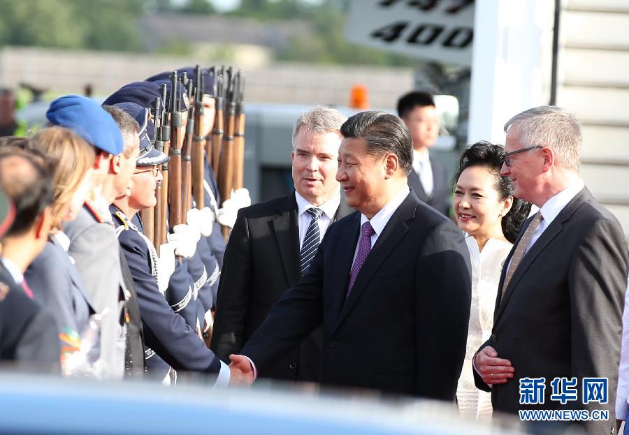 7月4日，國家主席習近平乘專機抵達柏林，開始對德意志聯(lián)邦共和國進行國事訪問。德國政府高級官員在舷梯旁迎接習近平和夫人彭麗媛。新華社記者 姚大偉 攝