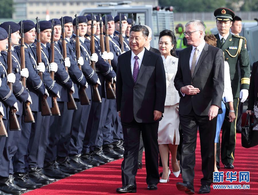 7月4日，國家主席習近平乘專機抵達柏林，開始對德意志聯(lián)邦共和國進行國事訪問。德國政府高級官員在舷梯旁迎接習近平和夫人彭麗媛。新華社記者 王曄 攝