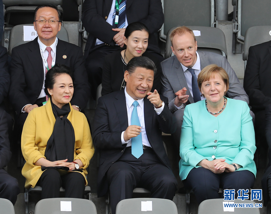 7月5日，國家主席習(xí)近平在柏林同德國總理默克爾共同觀看中德青少年足球友誼賽。這是習(xí)近平和夫人彭麗媛同默克爾在看臺上。 新華社記者 王曄攝